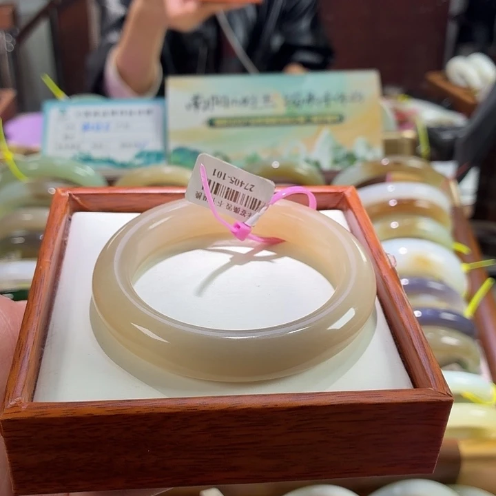 简***单和田玉未镶嵌手镯57