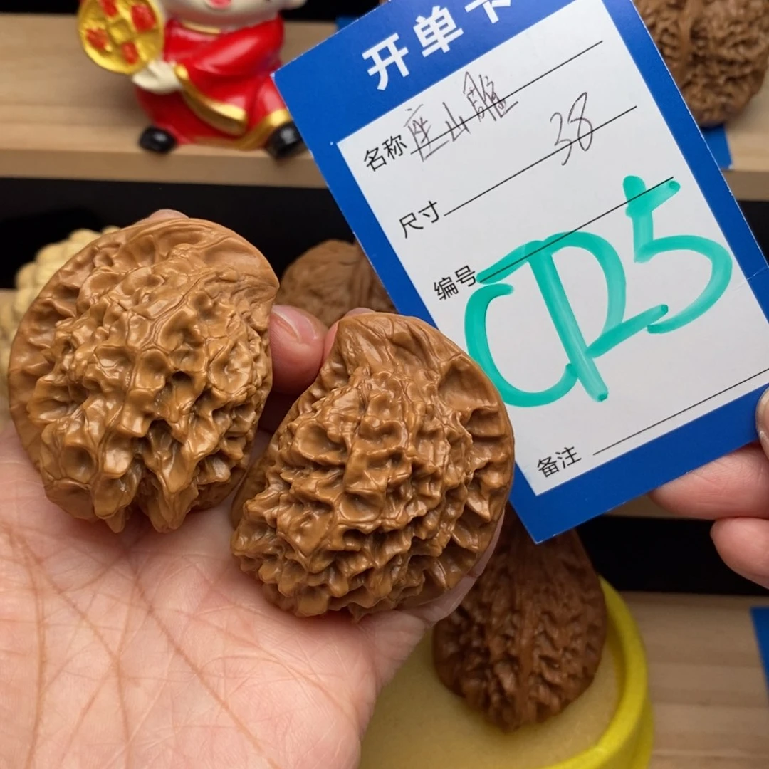 文玩核桃吊坠座山雕核桃