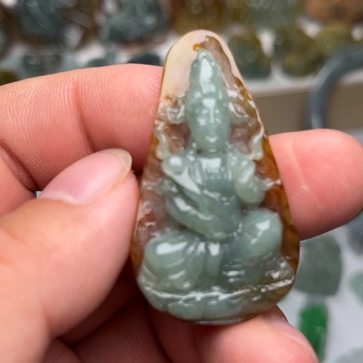 翡翠未镶嵌颈饰观音