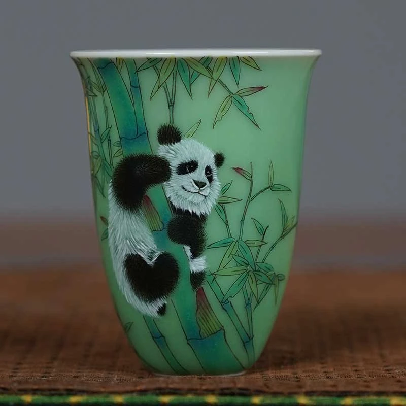 粉绿釉粉彩翠竹熊猫杯