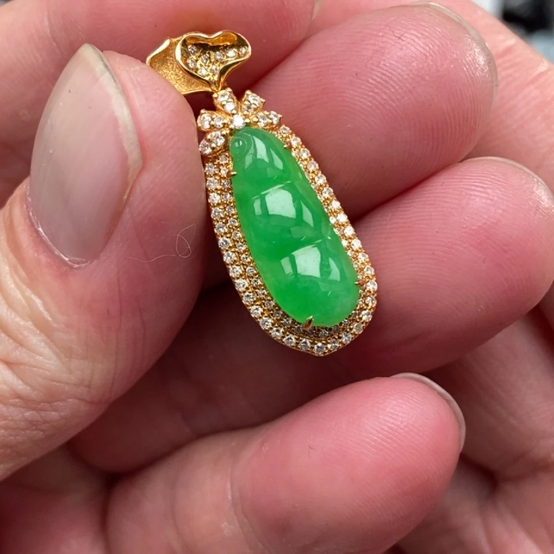 颈饰18K金镶嵌翡翠豆子