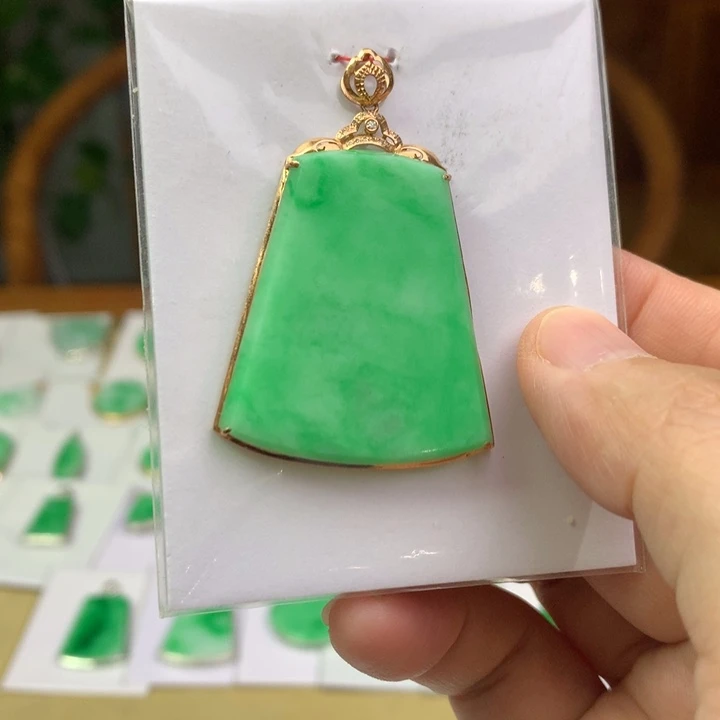 翡翠18K金镶嵌颈饰翡翠吊坠
