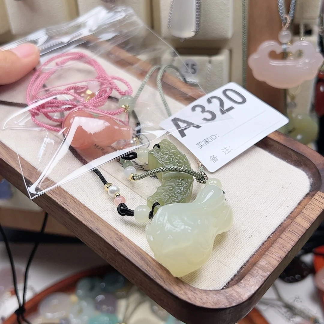 石英质玉颈饰合金多****?