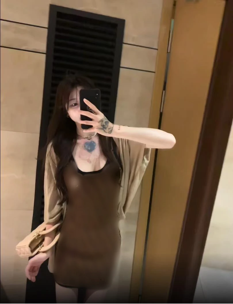 夏季新款高级感气质名媛咖色u领性感针织背心裙配针织短开衫套装