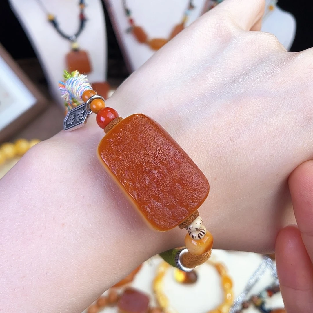 未镶嵌琥珀珠宝奇石。