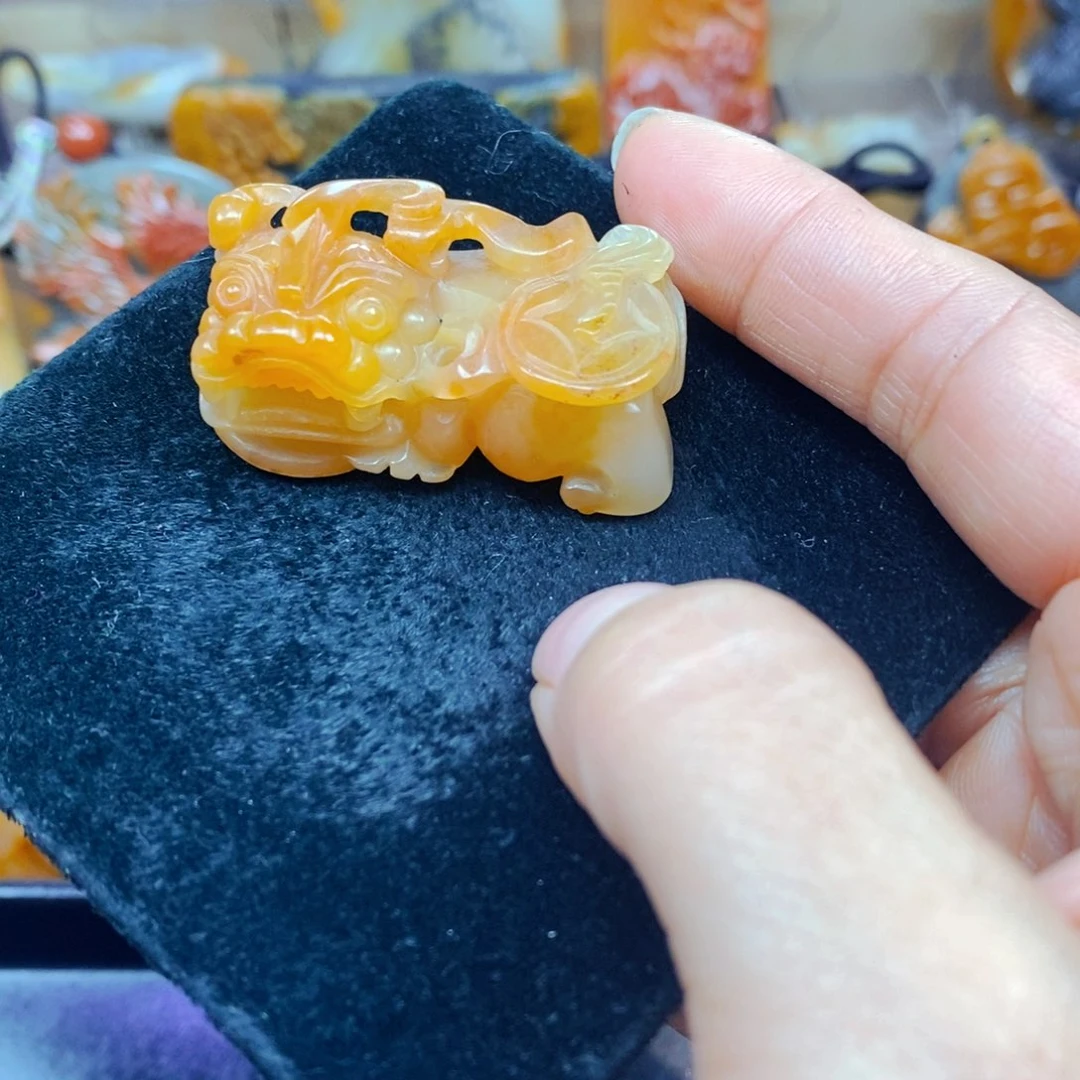 未镶嵌石英质玉（黄龙玉）颈饰