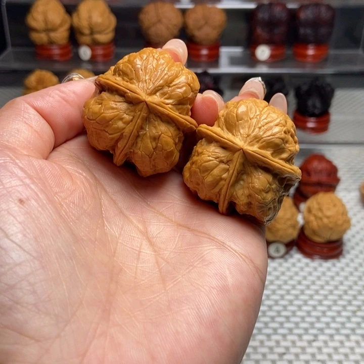 文玩核桃把件16金尊三棱