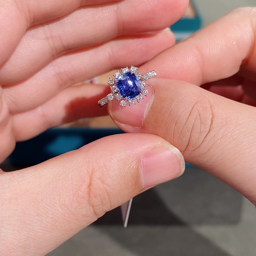 18K金镶嵌戒指蓝宝石AIGS无烧矢车菊1.50ct