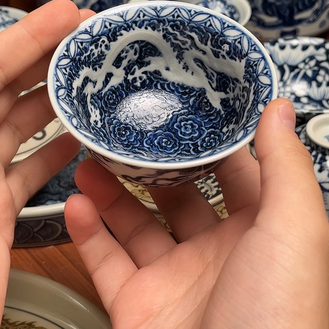 元青花重工暗刻龙杯