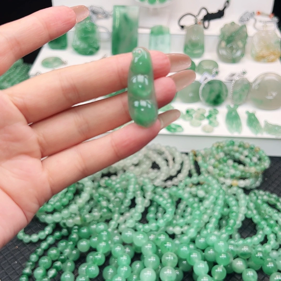 石英质玉（非洲翠）未镶嵌颈饰