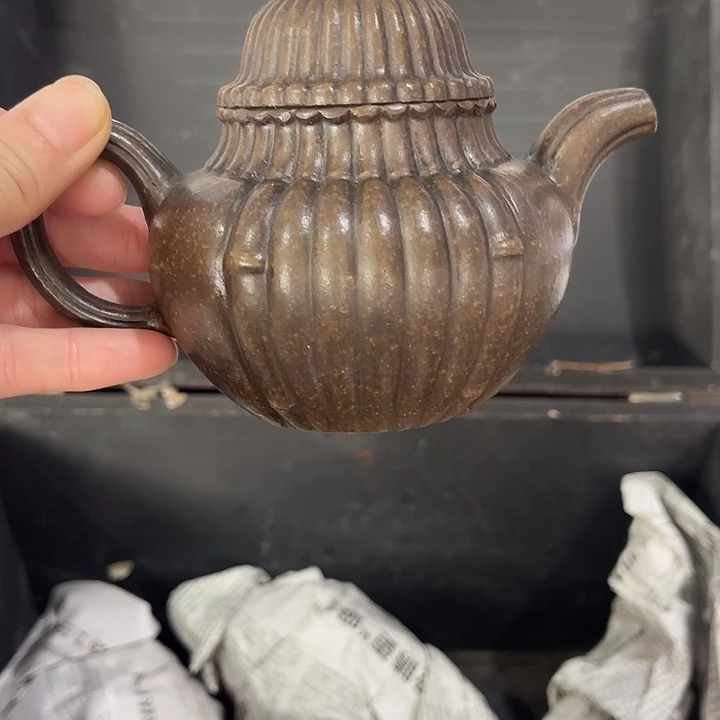 茶壶紫泥原矿泥料手工制作的一把紫砂壶。