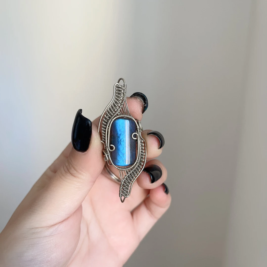 手工制作藤蔓首饰编织