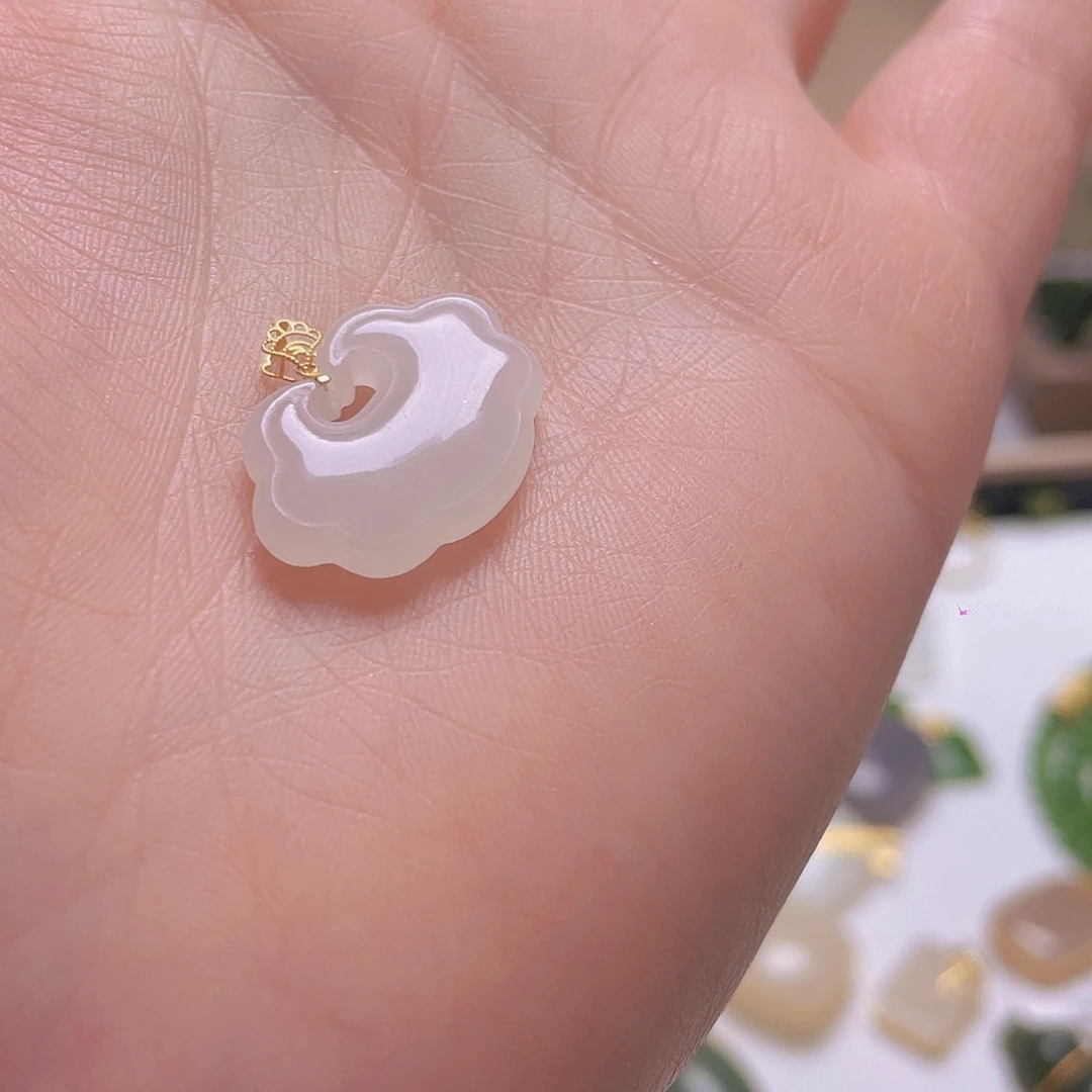 和田玉颈饰18K金镶嵌妞***妈