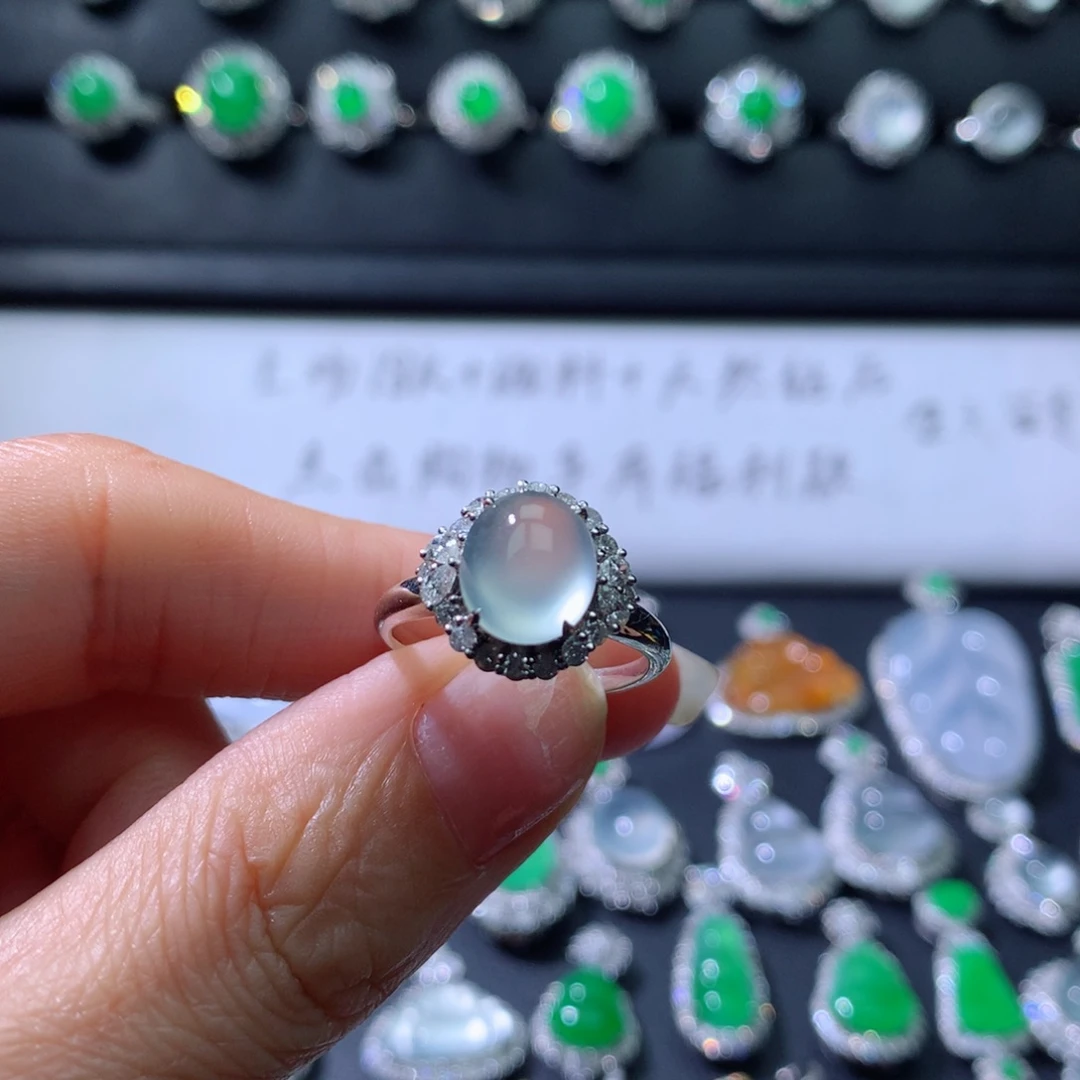 18K金镶嵌戒指翡翠伴钻