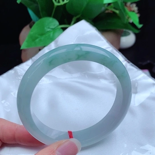 翡翠手镯未镶嵌       正圈60+ 冰飘花