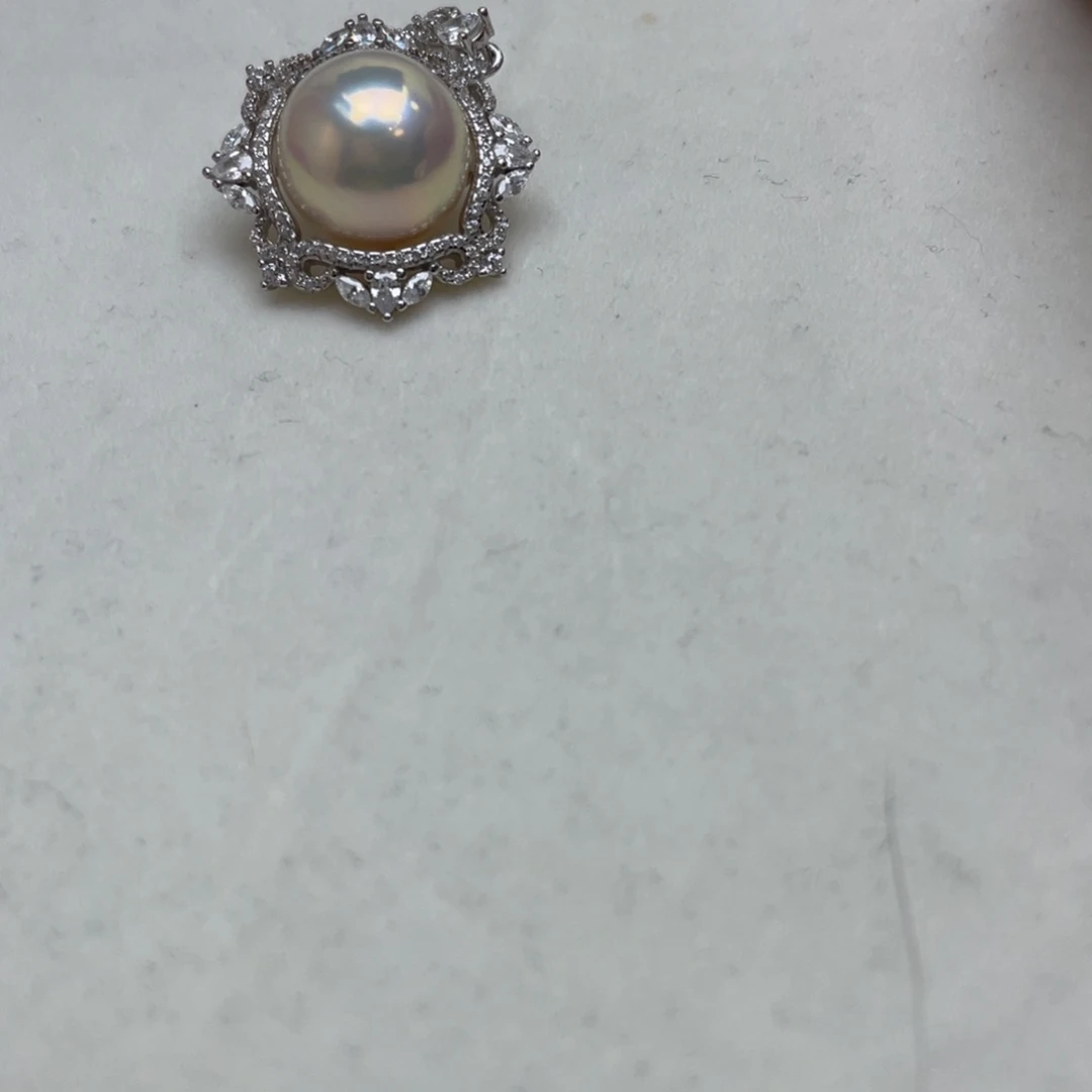 曲***机拼合珍珠（马贝珠）银S925镶嵌吊坠(赠链)