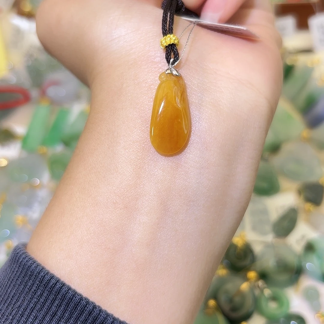 翡翠18K金镶嵌颈饰福瓜