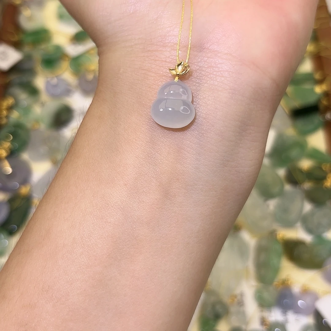 翡翠18K金镶嵌颈饰葫芦