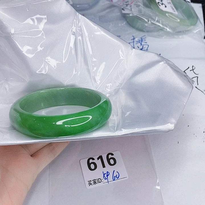 翡翠未镶嵌手镯一图一物实物为准（微瑕处理）