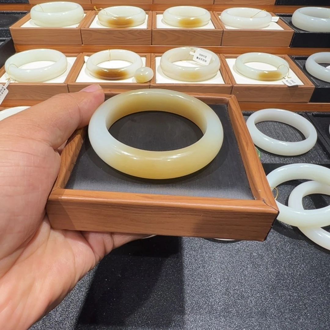 和田玉未镶嵌手镯