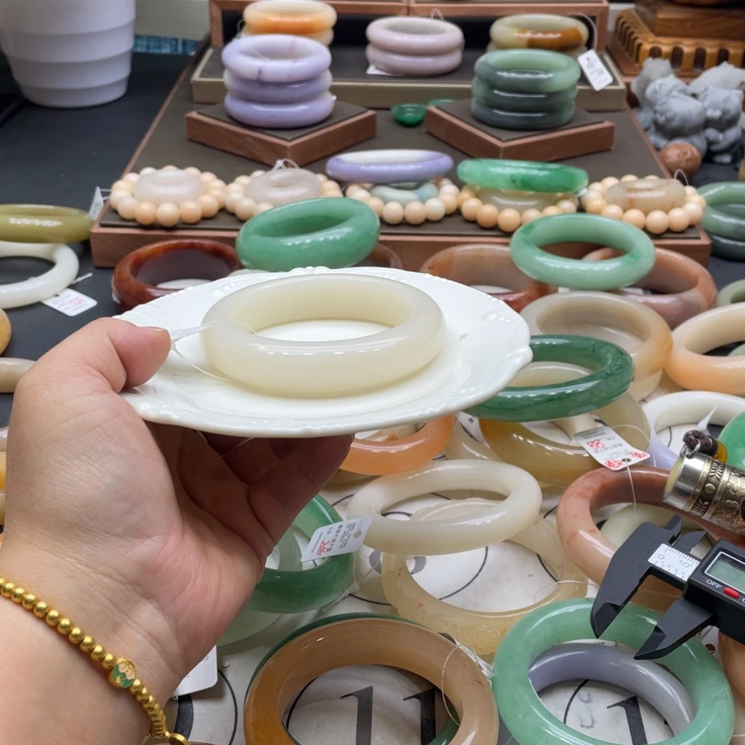 不***豆石英岩玉未镶嵌手镯