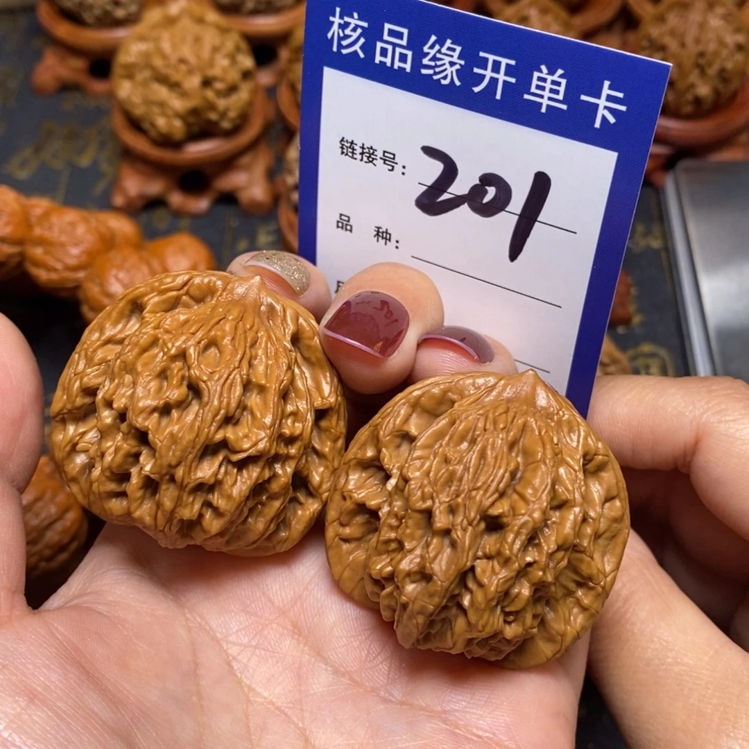 文玩核桃把件粗筋虎头41。 201