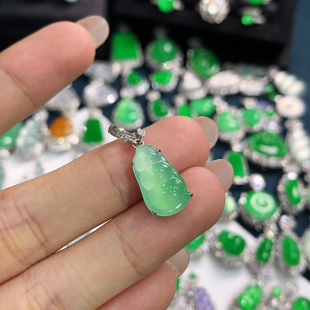 如***意翡翠18K金镶嵌颈饰