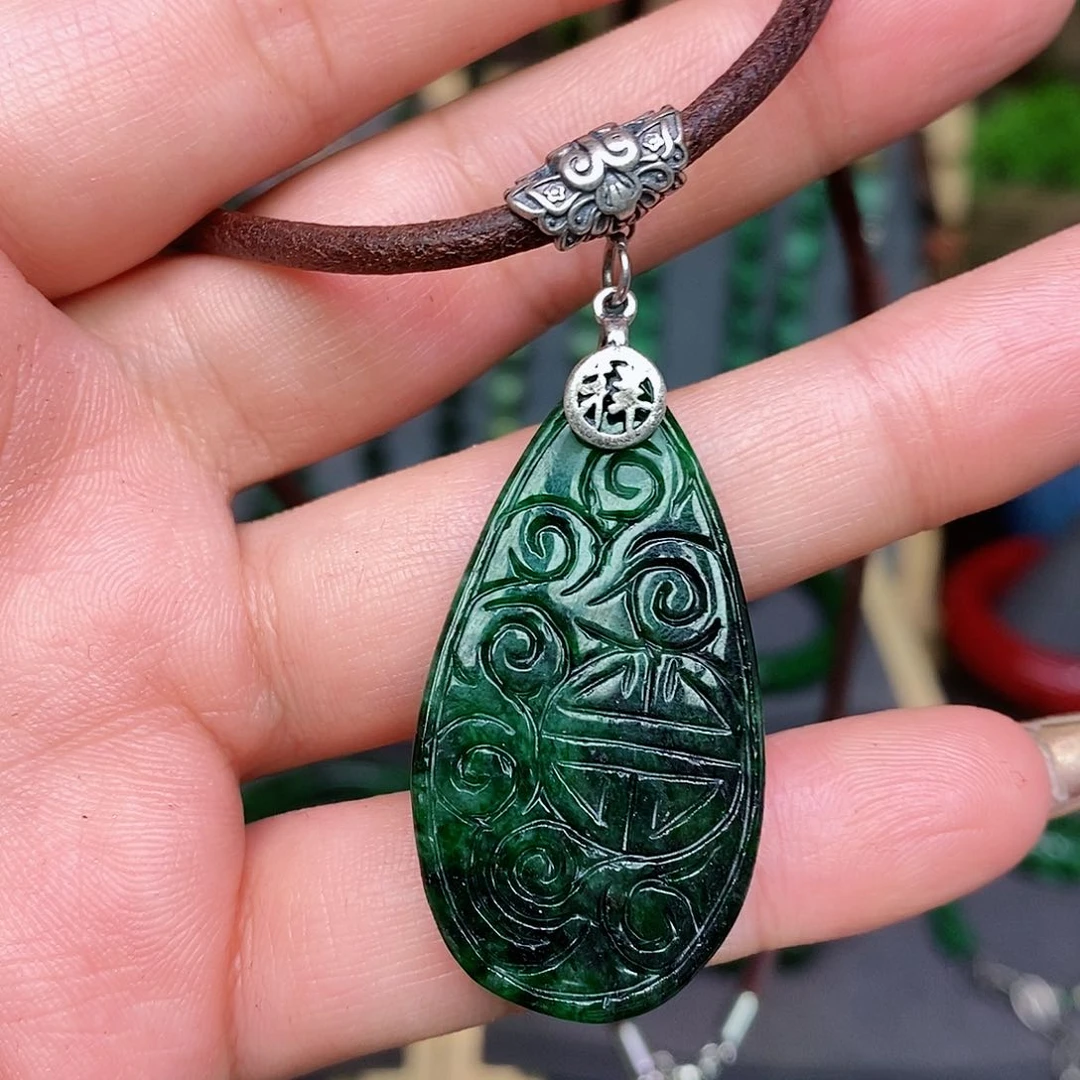 翡翠颈饰未镶嵌漂亮美眉