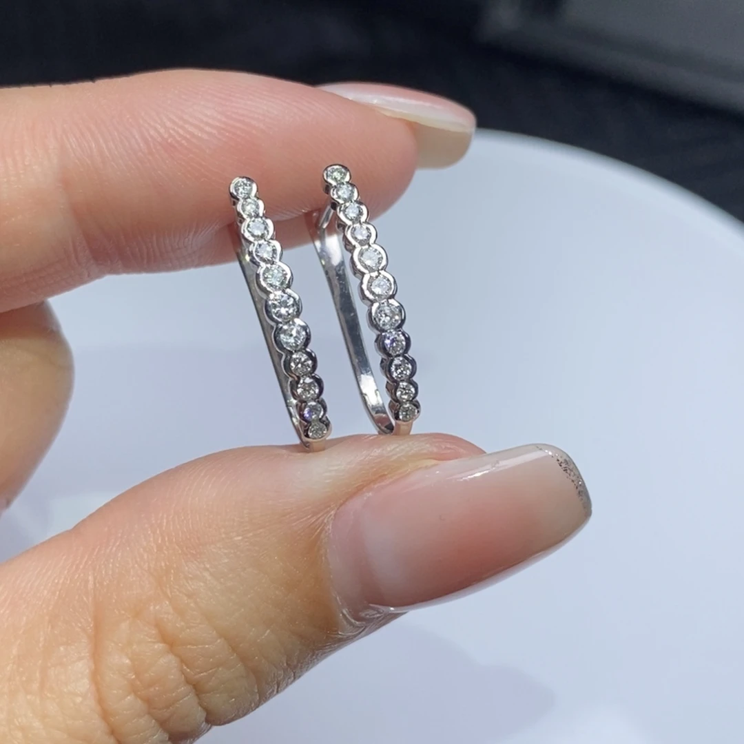 耳饰18K金镶嵌钻石设计款单排耳扣（搭配福贝，甜甜圈，福贝）