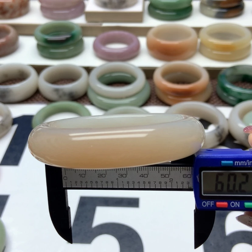 【闪购商品】石英质玉手镯未镶嵌