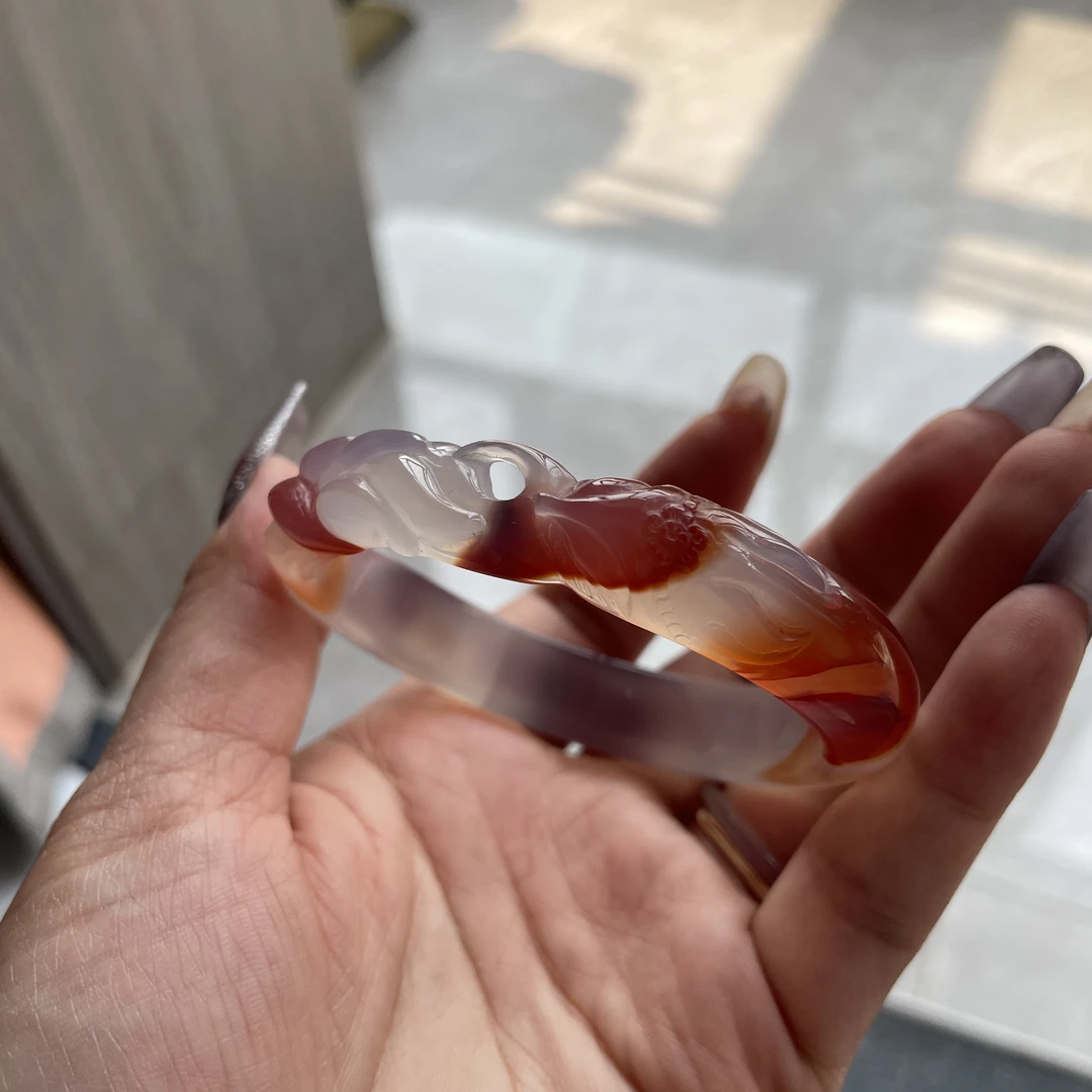 57.3口径天然玛瑙俏色雕刻九尾狐老料精雕冰透（编号1620）