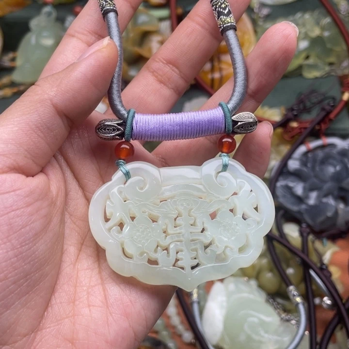 蛇纹石玉吊坠合金