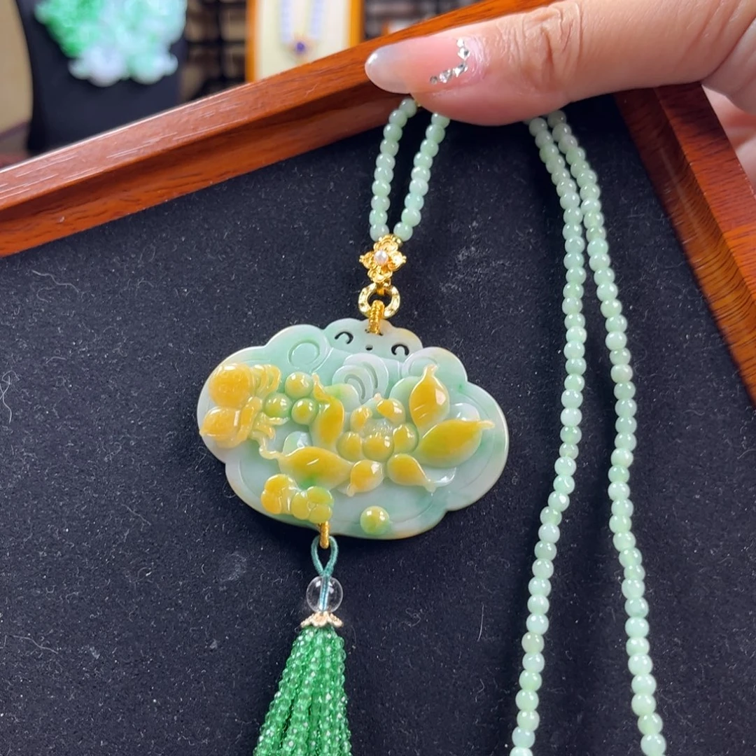 翡翠未镶嵌颈饰莲花