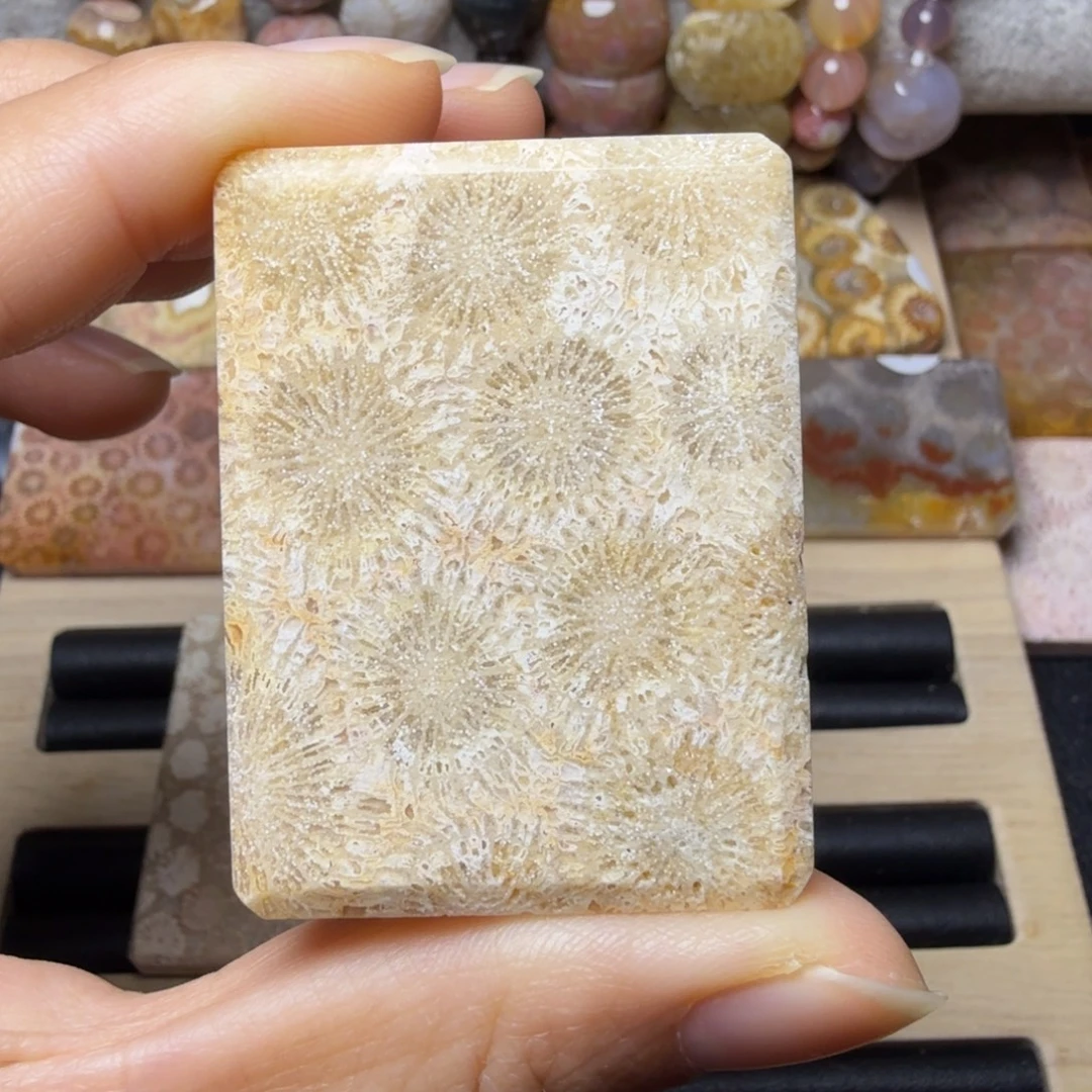 硅化玉未镶嵌闪闪的奶黄大花，有晶骼