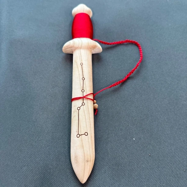 约30厘米 挂绳七星剑 桃木一体雕刻