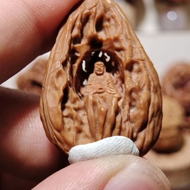 核桃纯手工雕刻佛在心中（特价不退不换）