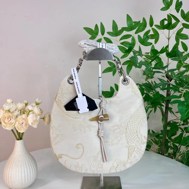 白色刺绣耐磨休闲轻奢百搭手提单肩斜挎包