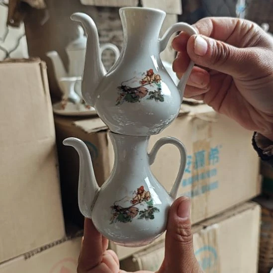 库存微瑕三打白骨精酒壶两个