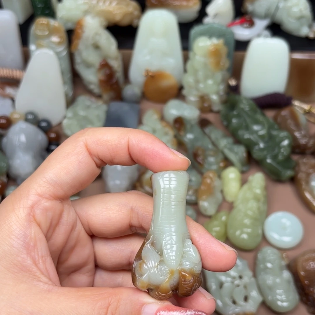 颈饰未镶嵌和田玉（糖玉）