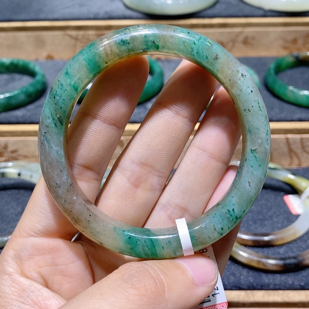 独山玉未镶嵌手镯