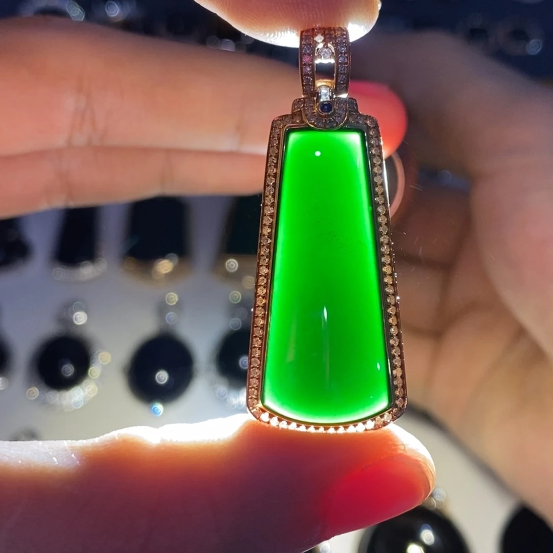 颈饰18K金镶嵌翡翠