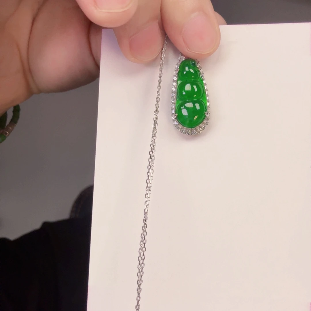 翡翠未镶嵌颈饰一件