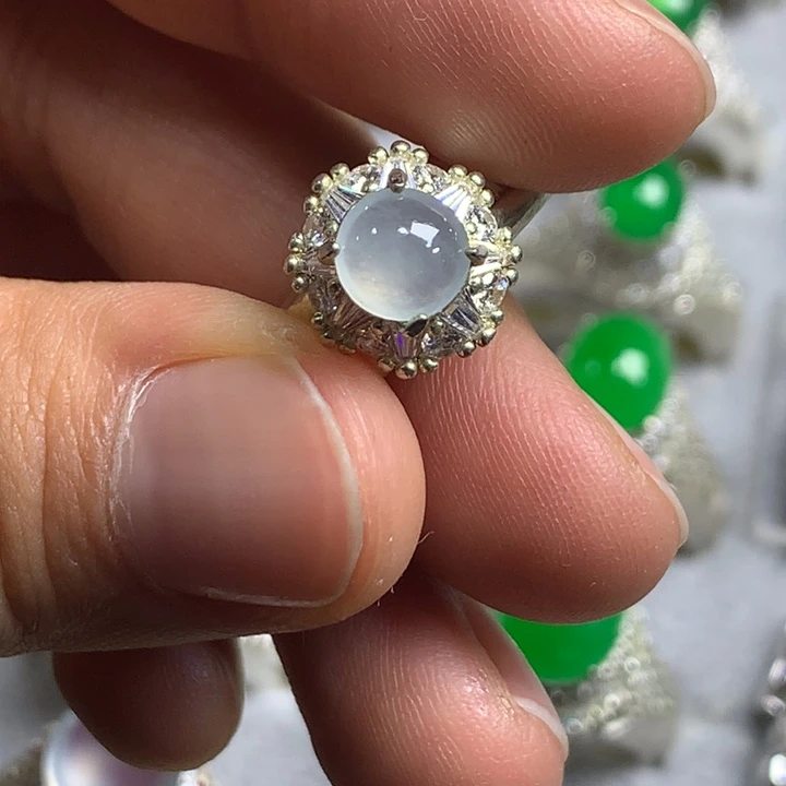 翡翠未镶嵌戒指铜托，卖裸石，需要二次镶嵌