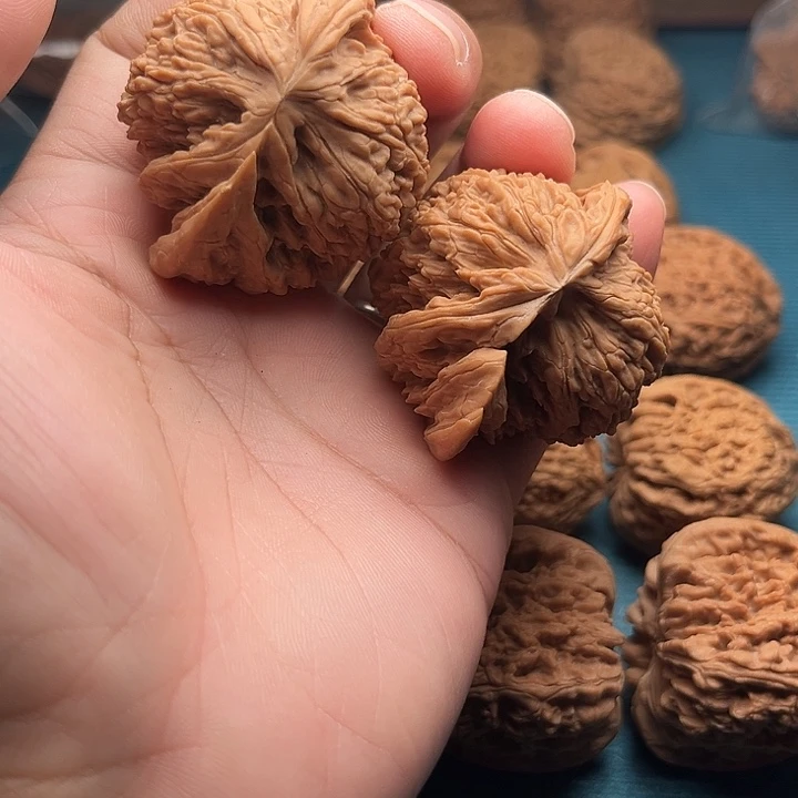 文玩核桃吊坠犀牛角南疆石文玩核桃