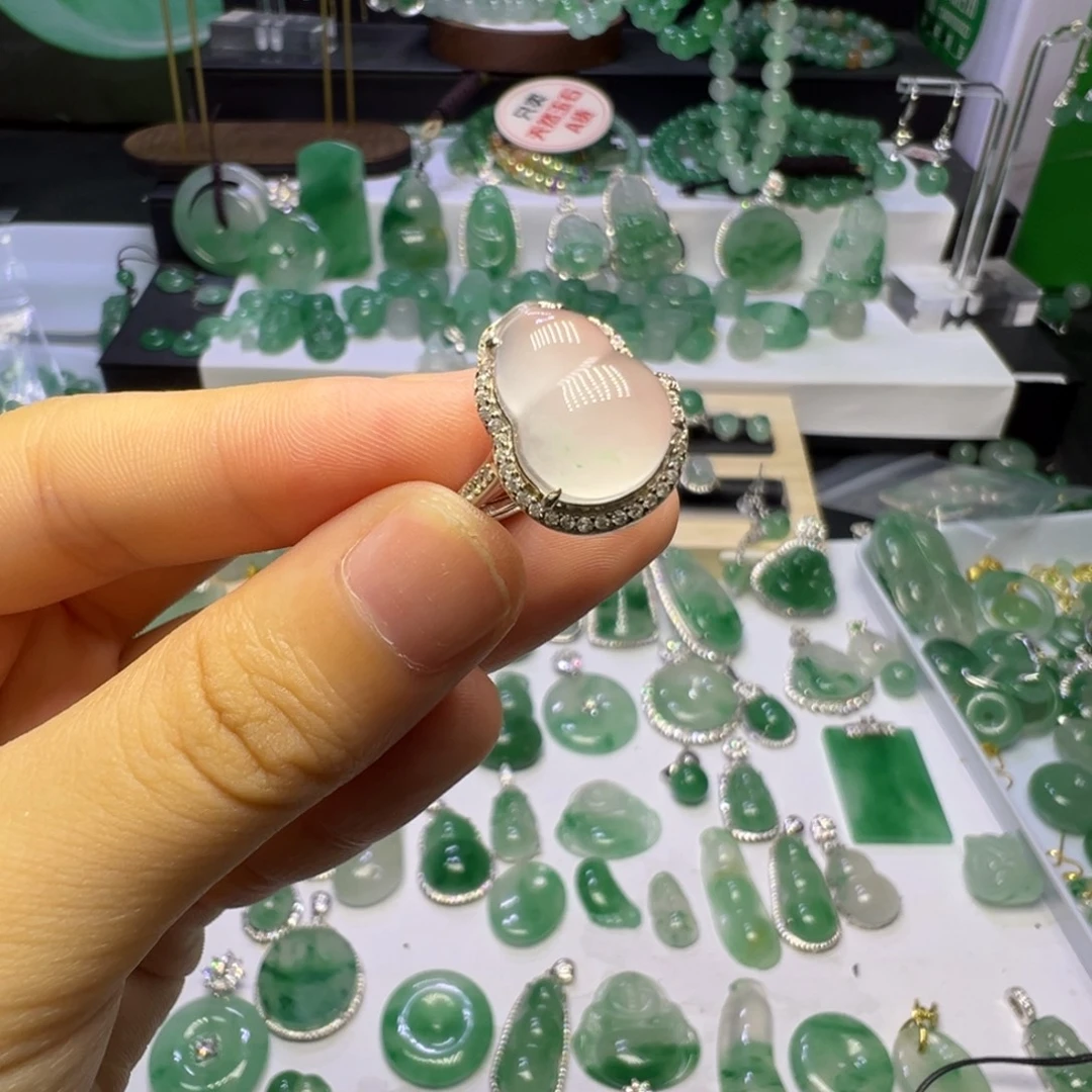 石英质玉（非洲翠）未镶嵌颈饰