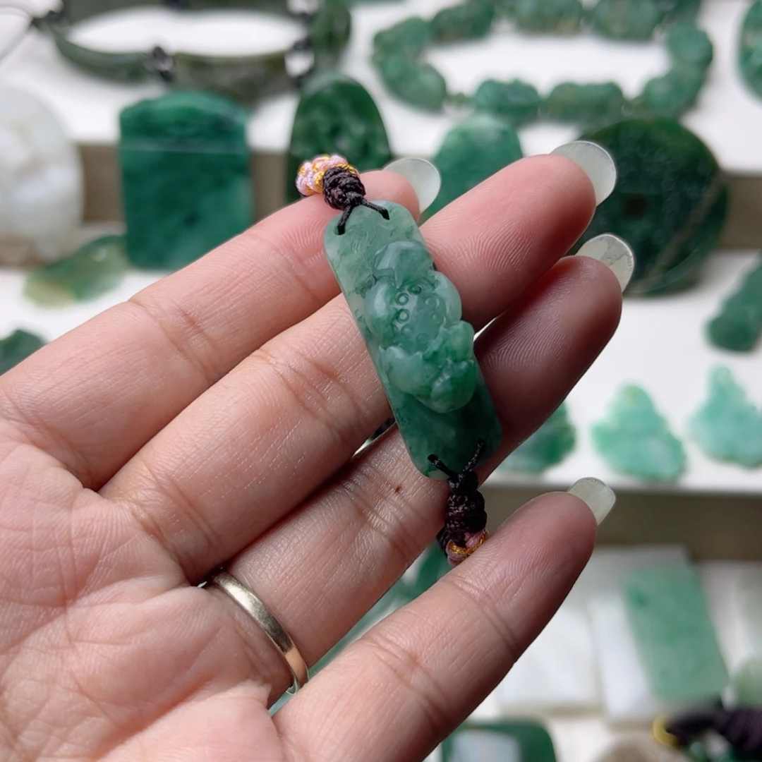 独山玉未镶嵌挂件