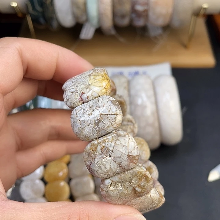 硅化珊瑚（珊瑚玉）未镶嵌手镯