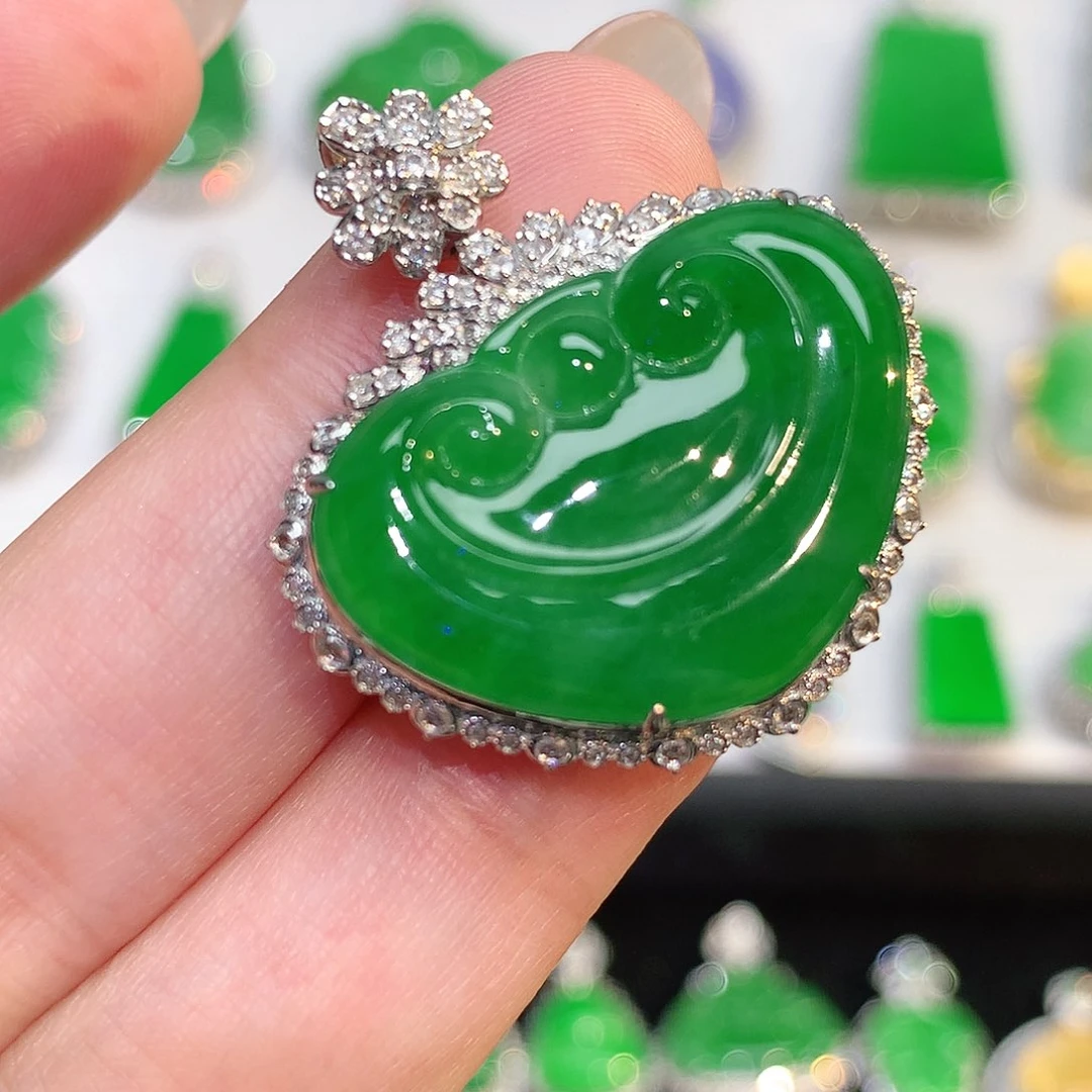 翡翠18K金镶嵌颈饰吊坠