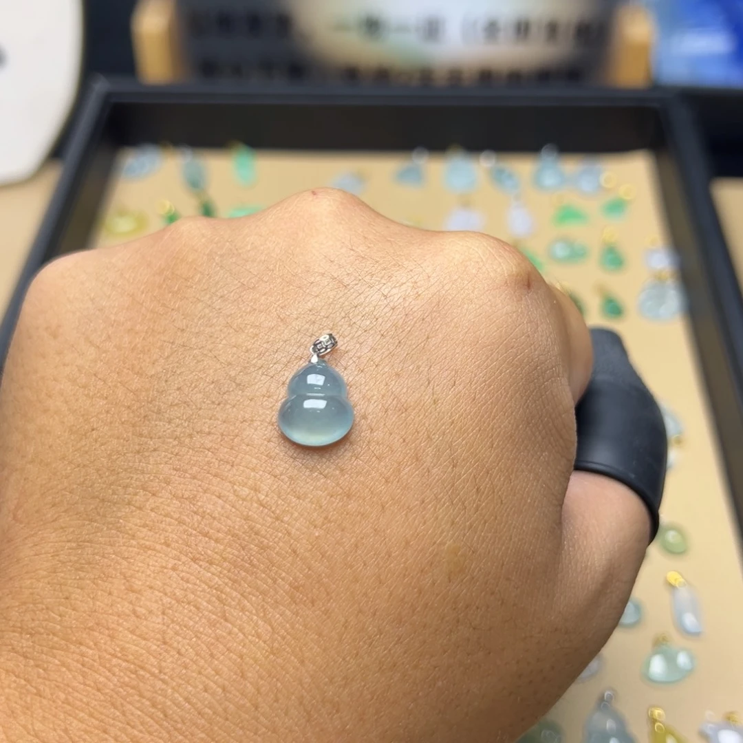 黄***阳颈饰18K金镶嵌翡翠葫芦