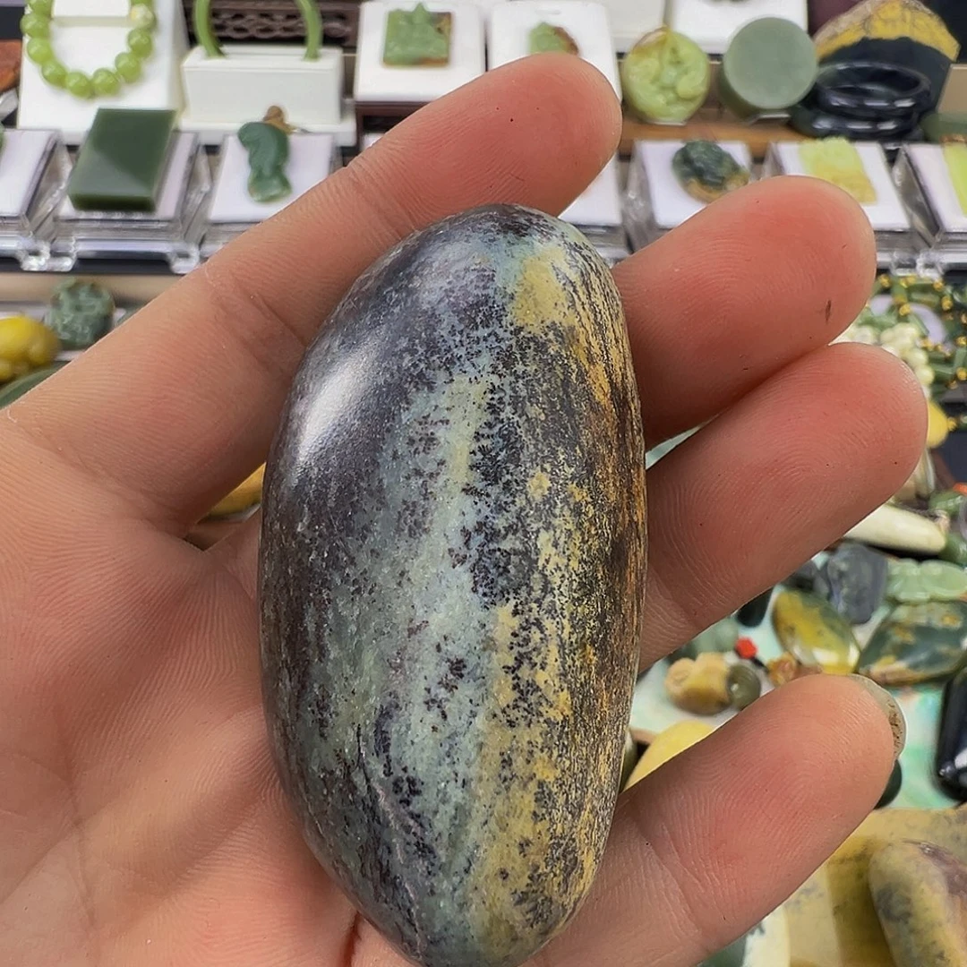 未镶嵌岫岩河磨玉（透闪石质玉）把件